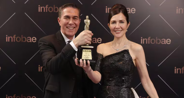 LA EUFORIA DE RODOLFO BARILI Y CRISTINA PÉREZ TRAS GANAR EL MARTÍN FIERRO DE ORO