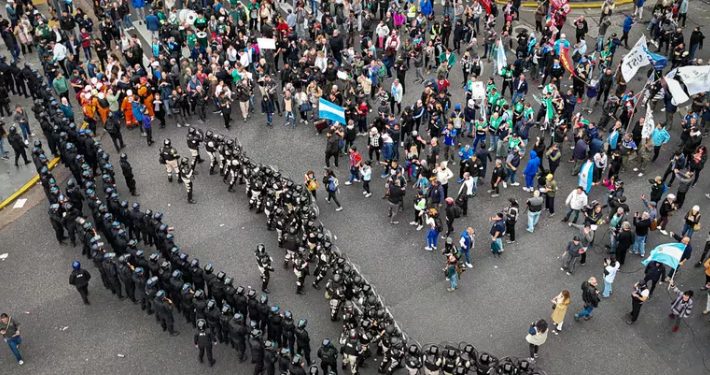 LOS PIQUETEROS VUELVEN A MARCHAR AL CONGRESO CONTRA EL VETO A LA LEY JUBILATORIA Y DESAFÍAN AL GOBIERNO