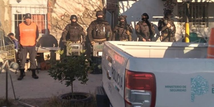 CAPTURAN A UN PELIGROSO DELINCUENTE EN UN ALLANAMIENTO EN VILLA NOCITO