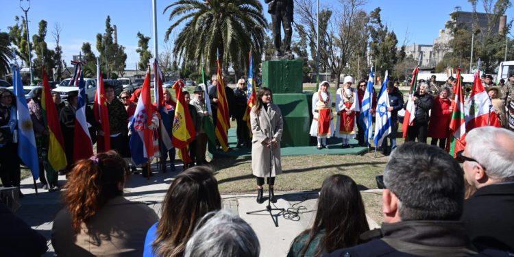 SE REALIZÓ EL ACTO EN CONMEMORACIÓN POR EL DÍA DEL INMIGRANTE