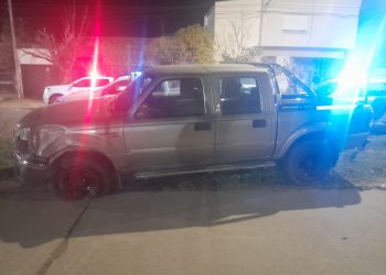 ALCOHOLIZADO SE SUBIÓ CON SU CAMIONETA ARRIBA DE UNA PLAZA