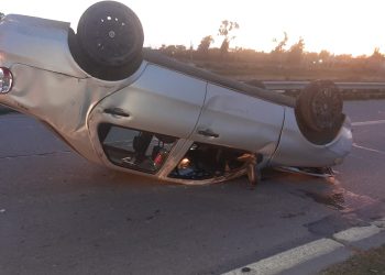 VOLCARON DOS AUTOS TRAS UN CHOQUE EN LA RUTA 3
