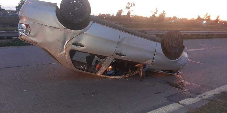 VOLCARON DOS AUTOS TRAS UN CHOQUE EN LA RUTA 3