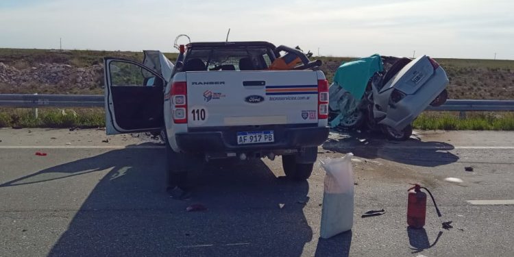 UNA PERSONA FALLECIÓ TRAS UN CHOQUE ENTRE UN AUTO Y UNA CAMIONETA