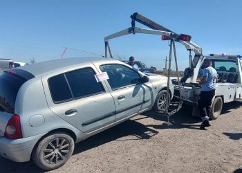 TOMABA ALCOHOL MIENTRAS MANEJABA, LO DETUVIERON Y SE NEGÓ A HACER EL TEST