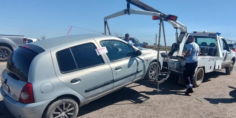 TOMABA ALCOHOL MIENTRAS MANEJABA, LO DETUVIERON Y SE NEGÓ A HACER EL TEST