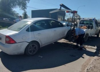 UN AUTO Y UN COLECTIVO CHOCARON, UNO DE LOS CONDUCTORES DIO POSITIVO