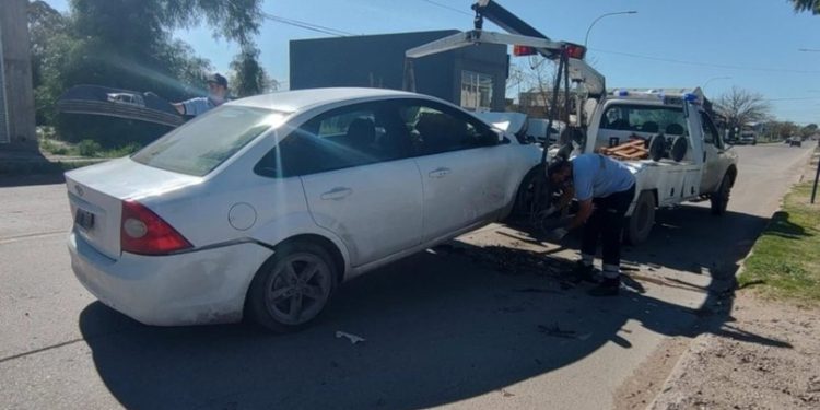 UN AUTO Y UN COLECTIVO CHOCARON, UNO DE LOS CONDUCTORES DIO POSITIVO