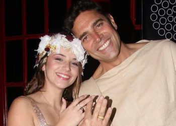 EL COMPROMISO DE MATÍAS ALÉ Y SU NOVIA, CON ANILLOS DE MADERA Y EL CODIGO DE VESTIMENTA