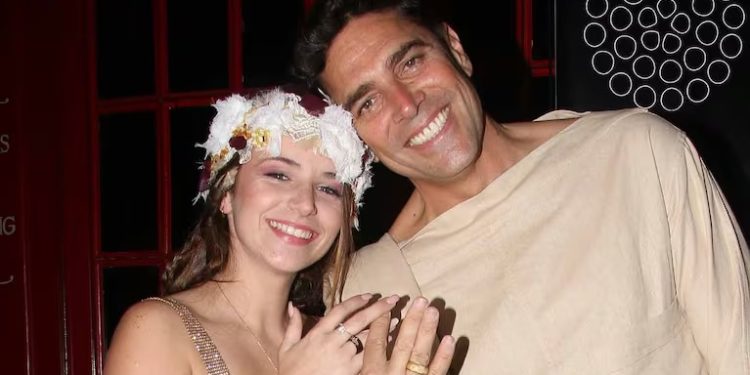 EL COMPROMISO DE MATÍAS ALÉ Y SU NOVIA, CON ANILLOS DE MADERA Y EL CODIGO DE VESTIMENTA