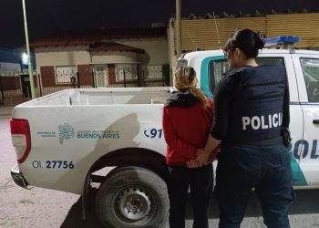 UNA MUJER APREHENDIDA POR ROBAR BEBIDAS ENERGIZANTES DE UNA ESTACIÓN DE SERVICIO