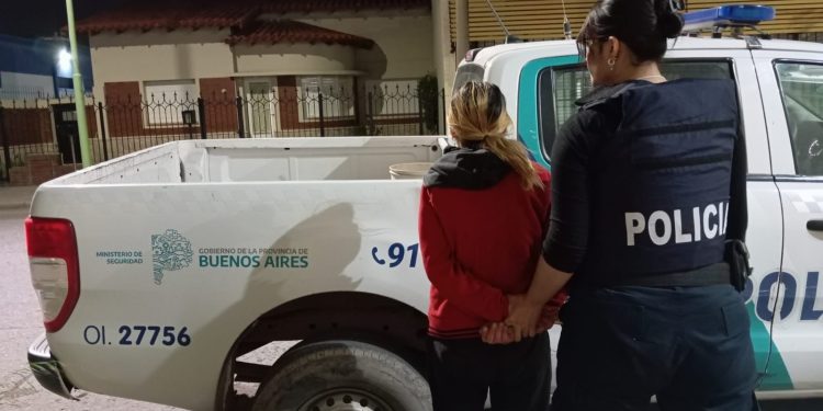 UNA MUJER APREHENDIDA POR ROBAR BEBIDAS ENERGIZANTES DE UNA ESTACIÓN DE SERVICIO