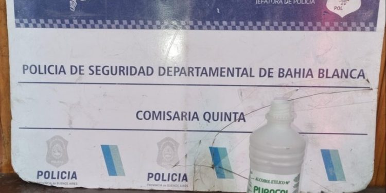 DETUVIERON A UN HOMBRE POR ROCIAR CON ALCOHOL A SU PAREJA PARA PRENDERLA FUEGO