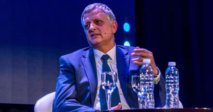 EL PRESIDENTE DE YPF DIJO QUE ANALIZAN BAJAR EL PRECIO DE LA NAFTA Y EL GASOIL EN OCTUBRE