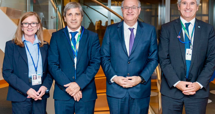 CAPUTO ACELERA SU PLAN PARA PAGAR DEUDA EN 2025, BAJAR EL RIESGO PAÍS, VOLVER A LOS MERCADOS Y LEVANTAR EL CEPO