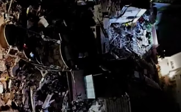 SE DERRUMBÓ EL EDIFICIO DE UN HOTEL EN VILLA GESELL: LOS BOMBEROS INTENTAN RESCATAR A LAS PERSONAS ATRAPADAS