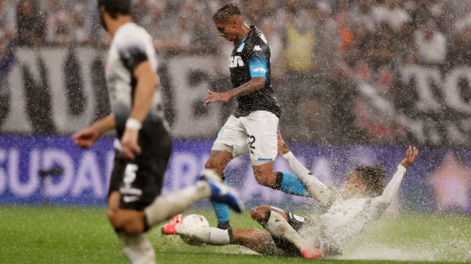 RACING IGUALÓ 2-2 ANTE CORINTHIANS EN BRASIL POR LA PRIMERA SEMIFINAL DE LA COPA SUDAMERICANA