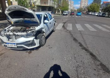 DOS AUTOS CHOCARON EN BARRIO UNIVERSITARIO Y UN HOMBRE FUE TRASLADADO AL HOSPITAL