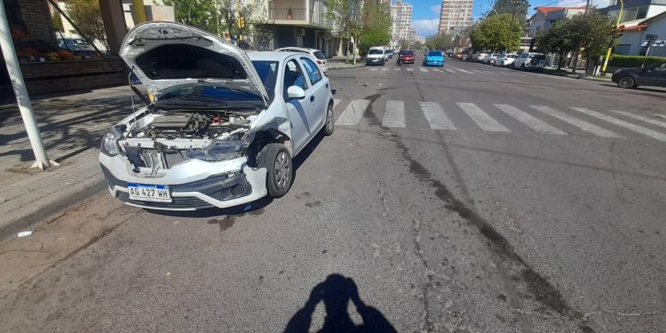 DOS AUTOS CHOCARON EN BARRIO UNIVERSITARIO Y UN HOMBRE FUE TRASLADADO AL HOSPITAL