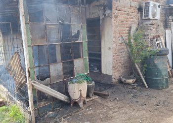 SE INCENDIÓ UNA CASA EN EL BARRIO MALDONADO, LAS PERDIDAS FUERON TOTALES