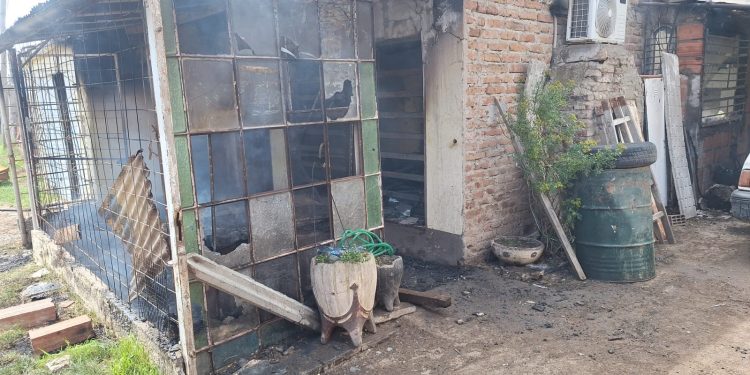 SE INCENDIÓ UNA CASA EN EL BARRIO MALDONADO, LAS PERDIDAS FUERON TOTALES