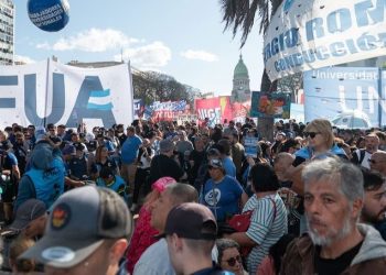 UNA MULTITUD MARCHÓ AL CONGRESO PARA PEDIRLE A MILEI QUE «PROMULGUE» LA LEY DE FINANCIAMIENTO EDUCATIVO