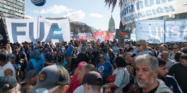 UNA MULTITUD MARCHÓ AL CONGRESO PARA PEDIRLE A MILEI QUE «PROMULGUE» LA LEY DE FINANCIAMIENTO EDUCATIVO