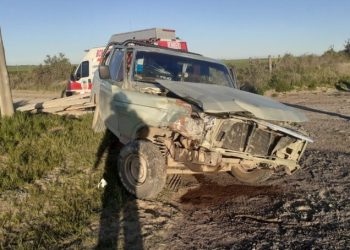 EN STROEDER CHOCARON DOS CAMIONETAS DE FRENTE EN UN CAMINO VECINAL