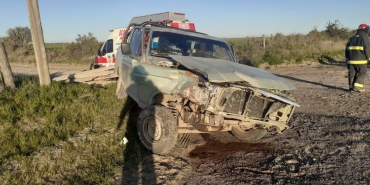 EN STROEDER CHOCARON DOS CAMIONETAS DE FRENTE EN UN CAMINO VECINAL