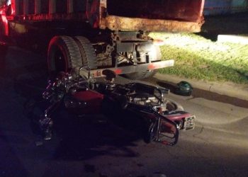 IMPACTÓ CONTRA UN CAMIÓN ESTACIONADO Y FUE HOSPITALIZADO