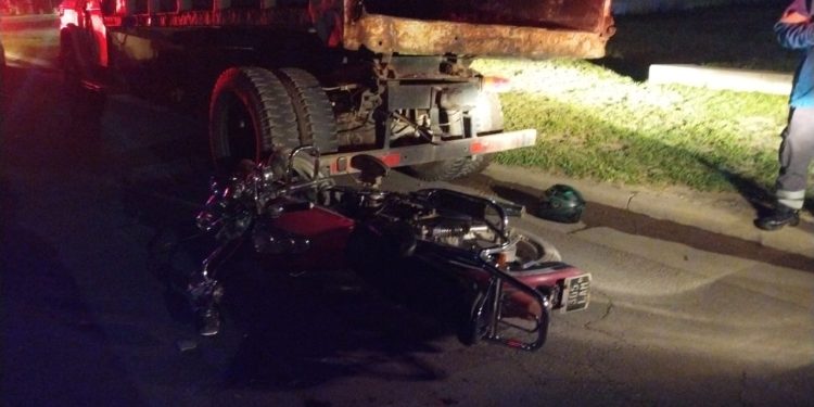 IMPACTÓ CONTRA UN CAMIÓN ESTACIONADO Y FUE HOSPITALIZADO