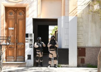 DETUVIERON A 14 PERSONAS EN UN ALLANAMIENTO POR DROGA