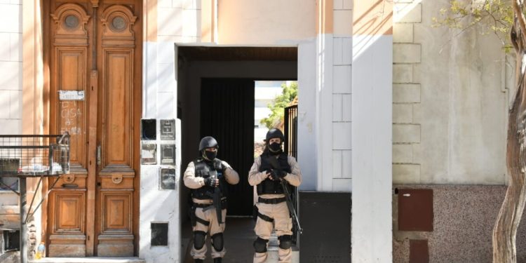 DETUVIERON A 14 PERSONAS EN UN ALLANAMIENTO POR DROGA