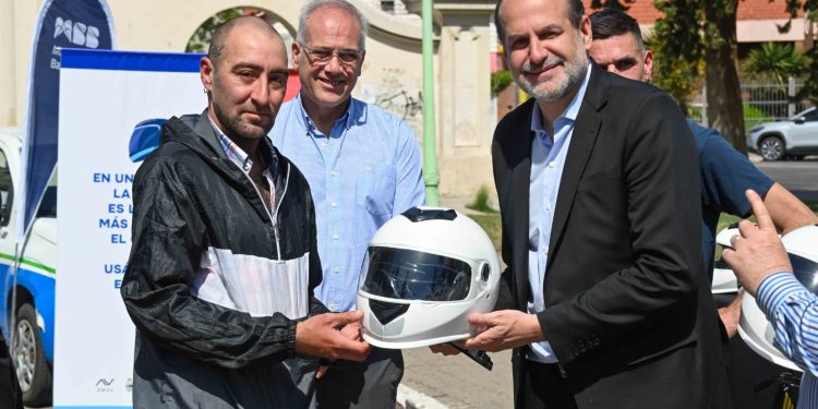 CLÍNICA DE SEGURIDAD VIAL: EL MUNICIPIO Y LA ANSV CAPACITARON Y ENTREGARON CASCOS A CONDUCTORES DE MOTO