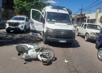 UNA MOTOCICLISTA FUE HOSPITALIZADA POR UN CHOQUE EN VILLA MITRE