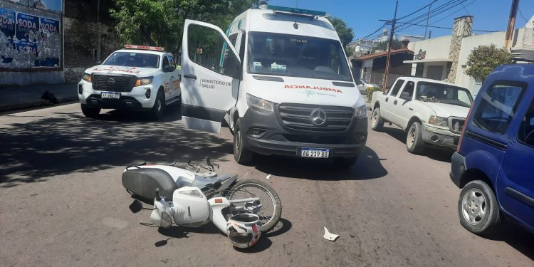 UNA MOTOCICLISTA FUE HOSPITALIZADA POR UN CHOQUE EN VILLA MITRE