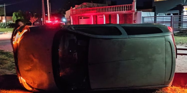 VOLCÓ UN AUTO EN LA MADRUGADA DEL SABADO