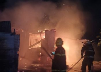 SE INCENDIÓ UNA VIVIENDA EN EL BARRIO 5 DE ABRIL, LAS PERDIDAS FUERON TOTALES