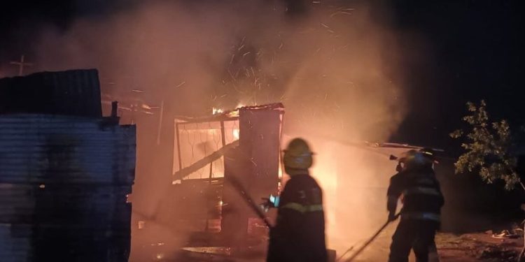 SE INCENDIÓ UNA VIVIENDA EN EL BARRIO 5 DE ABRIL, LAS PERDIDAS FUERON TOTALES