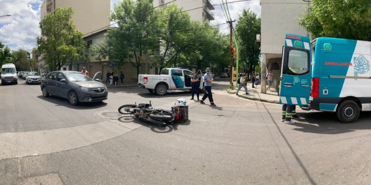 UN MOTOCICLISTA HOSPITALIZADO POR UN CHOQUE EN EL MACROCENTRO