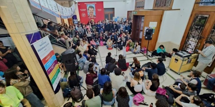 ESTUDIANTES UNIVERSITARIOS VOLVIERON A TOMAR LA SEDE HUMANIDADES DE LA UNS