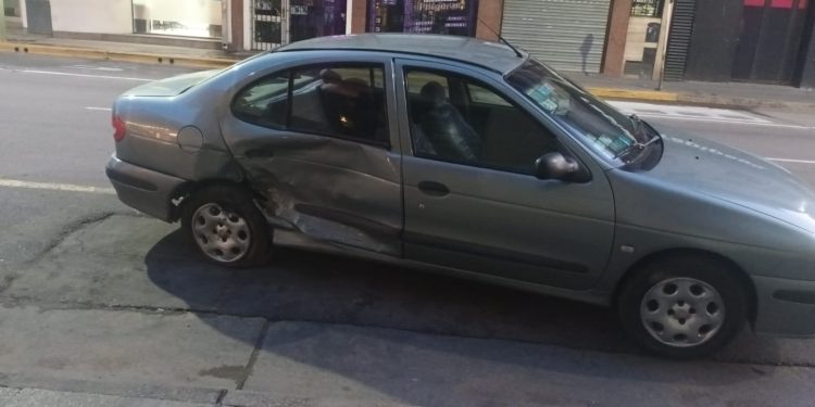 UN AUTO IMPACTÓ A OTRO EN DONADO Y BROWN