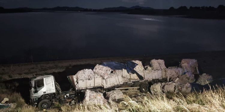 UN CAMIÓN PERDIÓ EL CONTROL Y CASI CAE AL DIQUE PASO PIEDRAS