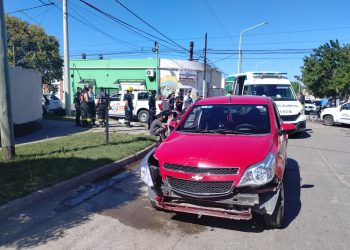 UNA MOTOCICLISTA Y SU HIJA FUERON DERIVADAS AL HOSPITAL LUEGO DE UN CHOQUE EN EL BARRIO SAN MARTIN