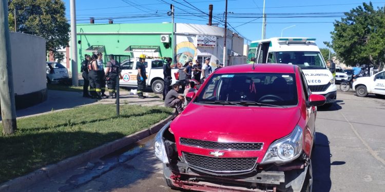 UNA MOTOCICLISTA Y SU HIJA FUERON DERIVADAS AL HOSPITAL LUEGO DE UN CHOQUE EN EL BARRIO SAN MARTIN