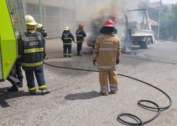 SE INCENDIÓ UN CAMIÓN EN EL BARRIO PACÍFICO, LAS PERDIDAS FUERON TOTALES