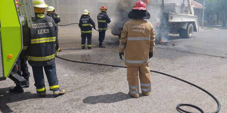 SE INCENDIÓ UN CAMIÓN EN EL BARRIO PACÍFICO, LAS PERDIDAS FUERON TOTALES