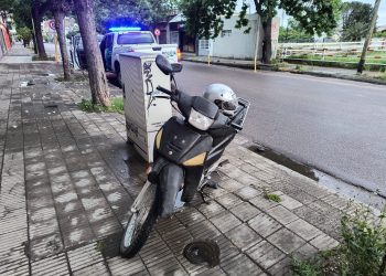 PERDIÓ EL CONTROL DE SU MOTO Y CAYÓ AL ASFALTO