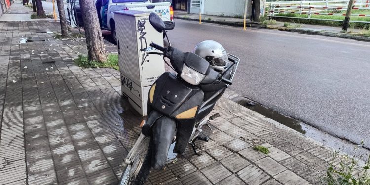 PERDIÓ EL CONTROL DE SU MOTO Y CAYÓ AL ASFALTO