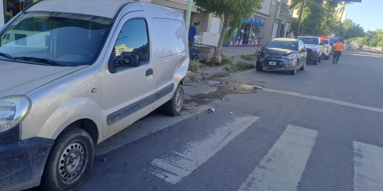 ALCOHOLIZADO IMPACTÓ CONTRA UNA CAMIONETA ESTACIONADA